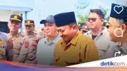 Anggota DPRD Bangkalan Tersenyum Saat Didemo Anak Kandung Sendiri