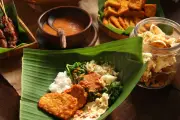 Apa Bedanya Lotek dan Pecel? Sekilas Serupa Tapi Tak Sama