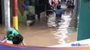 Banjir Kiriman 140 Cm Rendam Kebon Pala Jakarta Timur, Warga Bertahan