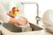 Bersihkan Wastafel Dapur Sebelum Tidur Agar Bebas Hama dan Bau