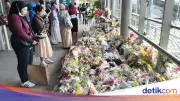 Bunga Duka Cita Penuhi Stasiun Bekasi Timur untuk 16 Korban Tragedi Kereta