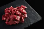 Cara Efektif Hilangkan Bau Prengus Daging Kambing Sebelum Dimasak