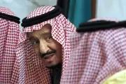 Cek Fakta: Foto Raja Salman Serahkan Rp 100 M ke Purbaya Ternyata Hasil AI