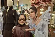 Dewi Perssik Dukung Nabila Misha, Sebut Sebagai Api Regenerasi Desainer
