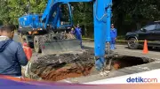 Ekskavator Dikerahkan Dinas SDA Perbaiki Jalan Amblas di Lenteng Agung
