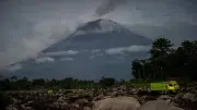 Gunung Semeru Erupsi Tiga Kali pada Minggu Pagi, Kolom Abu Capai 700 Meter