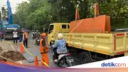 Jalan Amblas Lenteng Agung Mulai Bisa Dilalui Setelah Ditutup Pelat Besi