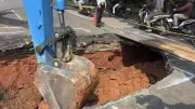 Jalan Ambles di Lenteng Agung Sedalam 3 Meter, Saluran Air Kopong Jadi Penyebab