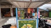 Jalan Terjal Maryanah: 2 Kali Usaha Tutup, Kini Kuliahkan Anak dari Jualan Es Teh