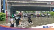 Jasa Gerobak Angkut Motor Raup Cuan Besar saat Banjir Puri Kembangan