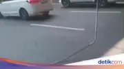 Kabel Listrik Menjuntai ke Jalan di Semanggi Jakpus, Pengendara Diminta Hati-hati