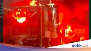 Kebakaran Gudang di Jakbar Sisakan Bara dan Gas Beracun