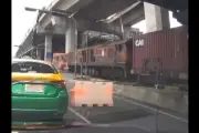 Kereta Barang Tabrak Bus di Bangkok, 8 Tewas 25 Luka