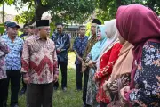Kisah Sitimah, 22 Tahun Jadi Guru Tempuh 4 Jam Perjalanan ke Sekolah
