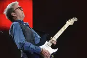 Konser Eric Clapton Berakhir Lebih Awal Akibat Lemparan Piringan Hitam