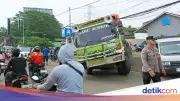Lalin Ciputat Macet Parah Akibat Truk Kejeblos Saluran Air