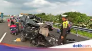 Mobil Anggota DPR Gus Hilman Ringsek Usai Tabrak Truk di Tol Paspro