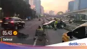 Mobil Hilang Kendali Tabrak Separator Busway di Jl MT Haryono