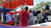 Mobil Ringsek Tabrak Tembok di Sragen, Tangan Sopir Putus