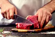 Panduan Praktis Menajamkan Pisau untuk Memotong Daging Kurban