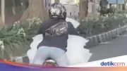 Pemotor 'Superman' Angkut Es Batu Muncul Lagi di Kota Bogor