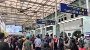 Penumpuk Penumpang di Stasiun Senen Imbas Anjloknya Dua Kereta Api