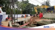 Perbaikan Jalan Amblas Lenteng Agung Dikejar Siang Malam, Target Rampung Tiga Hari