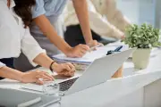 Perusahaan Ganti Hari Libur Tanpa Uang Lembur, Ini Aturannya