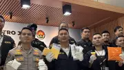 Polda Bongkar Toko Kosmetik Kedok Peredaran Obat Keras Ilegal di Bekasi