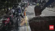 Polisi Buka Sementara Jalan Lenteng Agung yang Amblas untuk Kurangi Macet