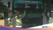 Polisi Tilang Dua Truk Trailer Lawan Arah di Cakung Cilincing Jakarta Utara