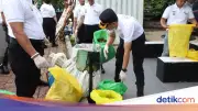Polres Kepulauan Seribu Gelar Korve Bersih-Bersih dan Pilah Sampah
