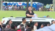 Prabowo Lempar Baju ke Buruh Usai Pidato Hari Buruh di Monas