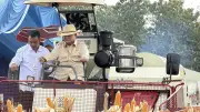 Prabowo Nyetir Traktor Sendiri Saat Panen Jagung di Tuban
