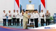 Prabowo Terima 10 Buku Rekomendasi Reformasi Polri dari Jimly