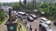 Puncak Dipadati 23 Ribu Kendaraan, One Way Diterapkan