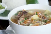 Resep Sup Ayam Rumahan Kuah Hangat Gurih dengan Sayuran Lengkap