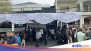 Rumah Duka Haerul Saleh Dipenuhi Pelayat dan Karangan Bunga