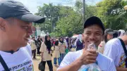 Senyum Bahagia Buruh Terima Sembako dari Prabowo Saat May Day