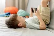 Tangisan Balita karena Gadget Diambil: Cerminan Kecanduan Digital pada Anak