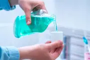 Tips Bersihkan Mesin Cuci Pakai Obat Kumur, Efektifkah?