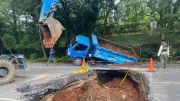 Truk Pemprov DKI Terperosok di Jalan Ambles Lenteng Agung Diduga Kelebihan Muatan