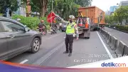 Truk Tabrak Separator Busway di Jakbar, Lalin Tersendat