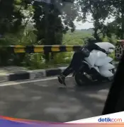 Viral Pemotor Angkut Es Batu 'Terbang' Bak Superman di Bogor