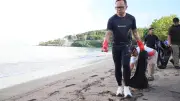 Wamendagri Bima Arya Pimpin Gerakan Bersih Pantai di Lombok Barat