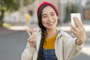 Waspada! Pose Peace Sign di Foto Bisa Sebabkan Pencurian Data Sidik Jari
