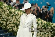 Zendaya Dipastikan Absen di Met Gala 2026 karena Jadwal Padat