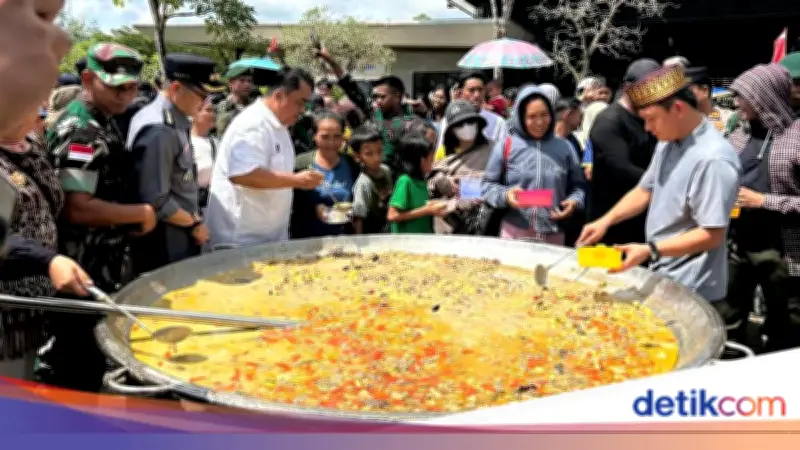 1.000 Warga Perbatasan Ikut Masak Besar Kuali Merah Putih di PLBN Aruk
