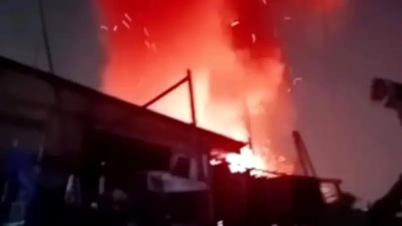 11 Mobil Damkar dan 55 Personel Padamkan Kebakaran Rumah Dinas TPU di Jatinegara