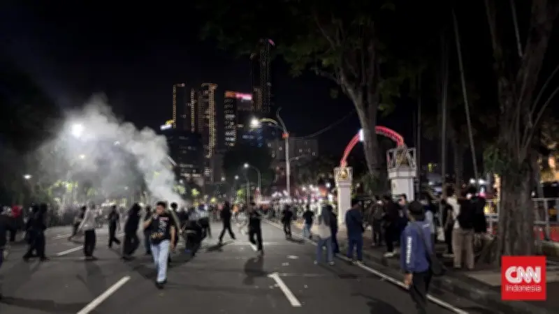 11 Tuntutan Aksi Masyarakat Sipil Surabaya Dibubarkan Aparat